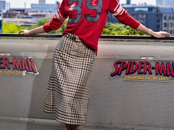 Di acara fan di Berlin, Zendaya memadukan atasan merah bergaya jersey dari Coach dengan rok midi motif plaid. Kombinasi ini menghadirkan kesan sporty sekaligus elegan/Foto: instagram.com/zendaaaluvvv