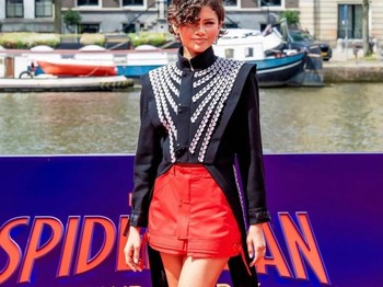 Di Amsterdam, Zendaya tampil chic dalam&nbsp;busana&nbsp;koleksi Louis Vuitton Resort 2027 bernuansa hitam, putih, dan merah. Penampilannya makin elegan dengan heels putih dan aksesori mewah/Foto: instagram.com/zendaaaluvvv
