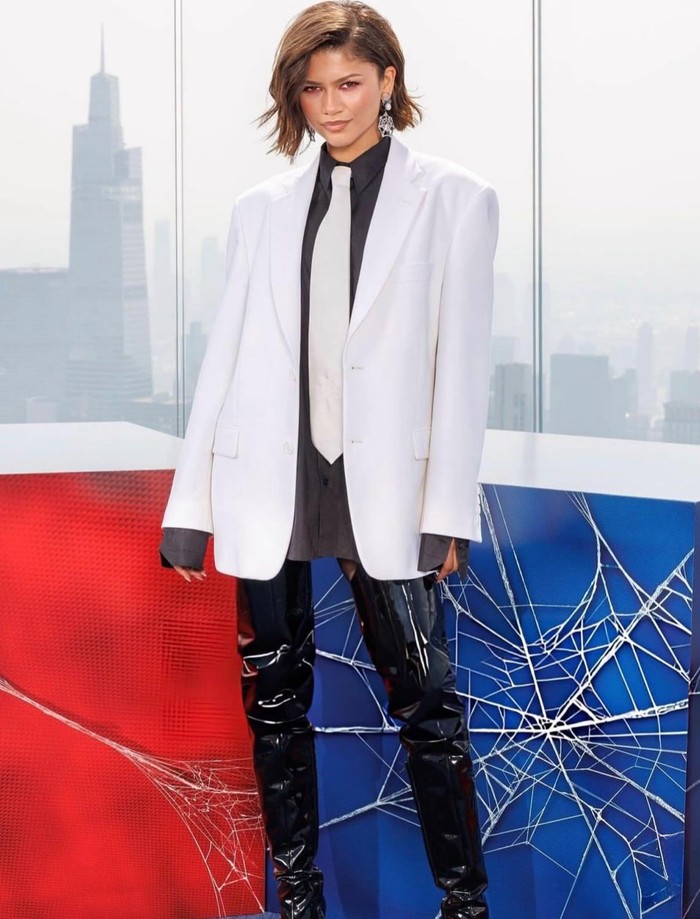 Di New York, Zendaya tampil dengan setelan Vetements koleksi Spring/Summer 2027. Anting berbentuk jaring laba-laba dan riasan mata merah membuat gayanya terlihat semakin berani/Foto: instagram.com/zendaaaluvvv