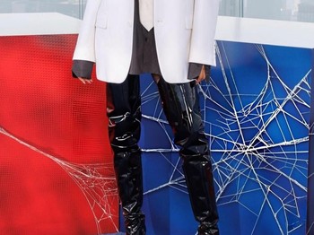 Di New York, Zendaya tampil dengan setelan Vetements koleksi Spring/Summer 2027. Anting berbentuk jaring laba-laba dan riasan mata merah membuat gayanya terlihat semakin berani/Foto: instagram.com/zendaaaluvvv