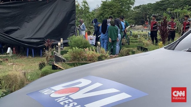Proses pembongkaran makam atau ekshumasi murid SD diduga korban perundungan di Padang, Sumbar, Senin (3/8) pagi. 