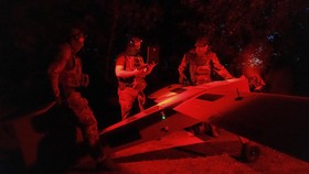 Rusia meluncurkan sistem perang elektronik Volna Kupol Garant untuk mengganggu jaringan Starlink, mencegah komunikasi tanpa merusak satelit.