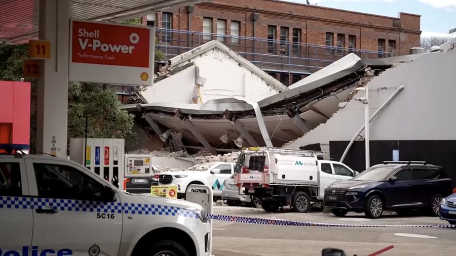 Dua orang mengalami luka serius setelah sebuah gedung runtuh di area pusat Sydney, Australia, pada Senin (3/8/2026).