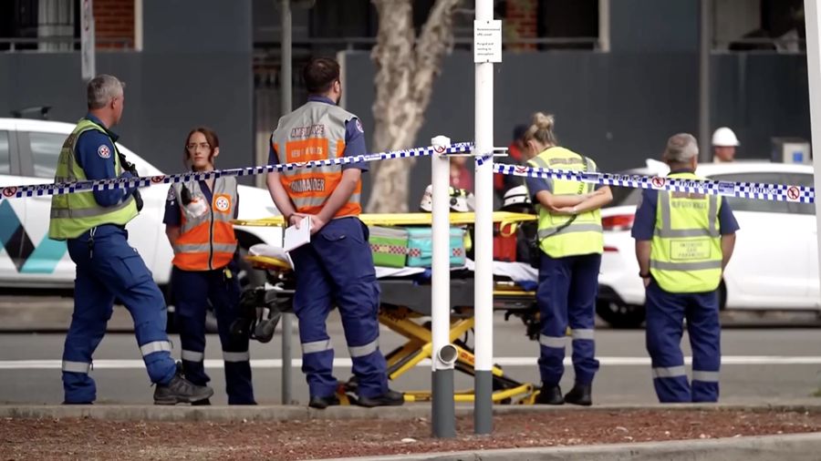 Dua orang mengalami luka serius setelah sebuah gedung runtuh di area pusat Sydney, Australia, pada Senin (3/8/2026).