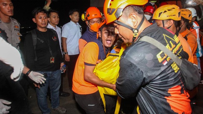 Sejumlah petugas mengangkat kantong berisi jenazah korban kebakaran KM Mutiara Sentosa II setibanya di Dermaga Jamrud Utara, Pelabuhan Tanjung Perak, Surabaya, Jawa Timur, Senin (3/8/2026).  Kapal kargo Meratus Pematang Siantar mengevakuasi 111 penum
