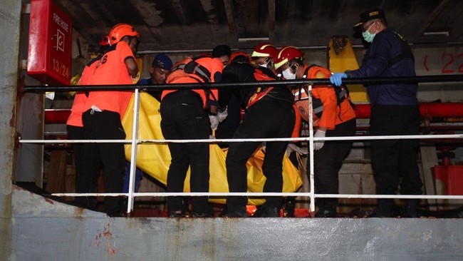 Sejumlah petugas mengangkat kantong berisi jenazah korban kebakaran KM Mutiara Sentosa II setibanya di Dermaga Jamrud Utara, Pelabuhan Tanjung Perak, Surabaya, Jawa Timur, Senin (3/8/2026).  Kapal kargo Meratus Pematang Siantar mengevakuasi 111 penum