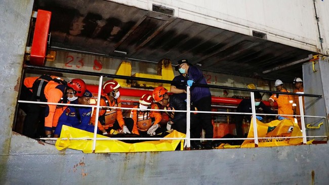 Rescue team members work after a Mutiara Sentosa 2 ferry caught fire off Indonesia's Madura island at Tanjung Perak port, in Surabaya, East Java province, Indonesia, August 3, 2026. REUTERS/Dipta Wahyu