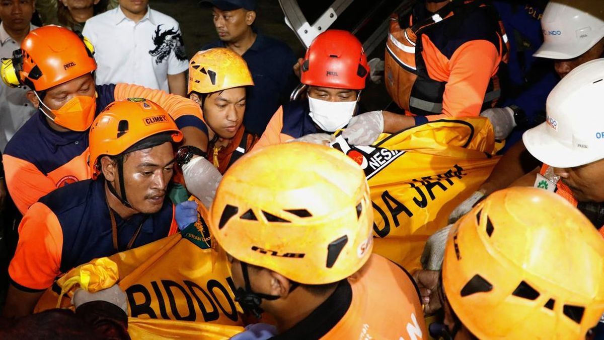 Update KMP Mutiara Sentosa: Ratusan Penumpang Dievakuasi, 5 Tewas