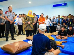 Khofifah Jenguk Korban KMP Mutiara Sentosa, Biaya Perawatan Ditanggung