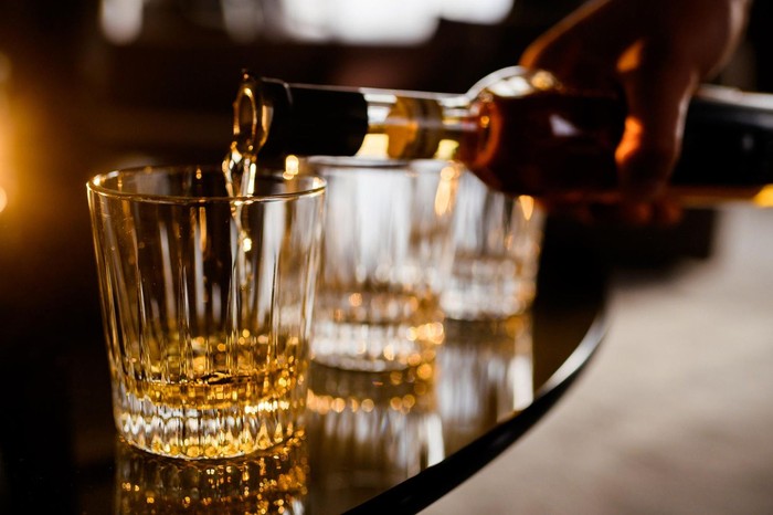 Kebiasaan makan di pesawat yang tidak sopan adalah terlalu banyak minum alkohol.