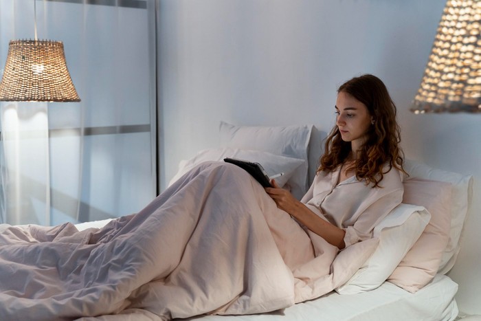 Orang yang memilih menghabiskan malam tenang setelah seharian beraktivitas umumnya termasuk ciri orang introvert.