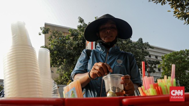 Sejumlah warga beraktivitas di bawah terik matahari di kawasan Sudirman, Jakarta, Senin (3/8). (CNN Indonesia/Febria Adha L)