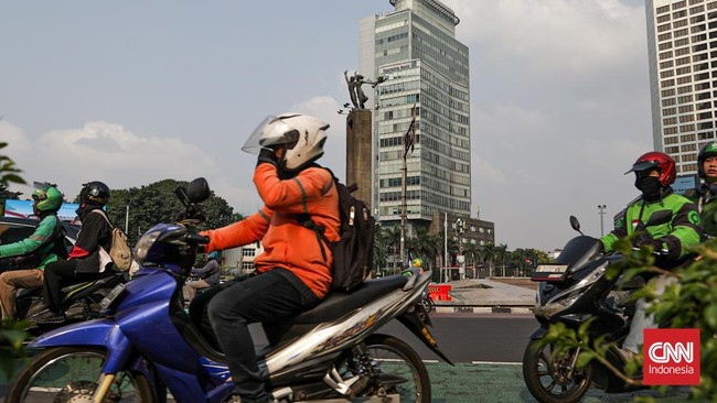 Sejumlah warga beraktivitas di bawah terik matahari di kawasan Sudirman, Jakarta, Senin (3/8). (CNN Indonesia/Febria Adha L)