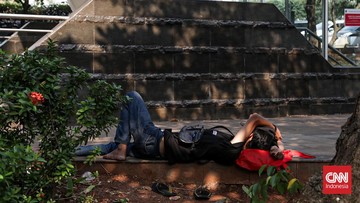 FOTO: Jalan Ninja Warga Hadapi Kemarau dan Terik Jakarta