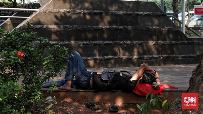 Sejumlah warga beraktivitas di bawah terik matahari di kawasan Sudirman, Jakarta, Senin (3/8). (CNN Indonesia/Febria Adha L)