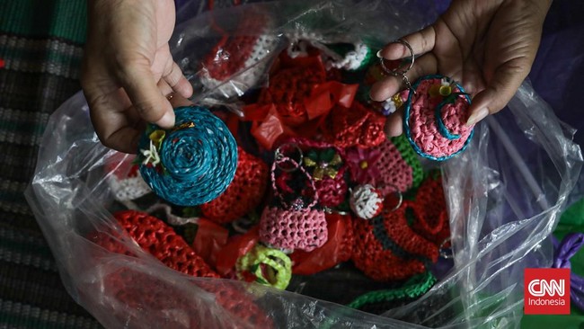 Sejumlah warga membuat kerajinan tangan dari sampah di Bank Sampah Persatuan, Duren Sawit, Jakarta, Senin (3/8). (CNN Indonesia/Febria Adha L).
