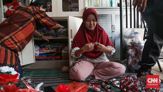 Sejumlah warga membuat kerajinan tangan dari sampah di Bank Sampah Persatuan, Duren Sawit, Jakarta, Senin (3/8). (CNN Indonesia/Febria Adha L).