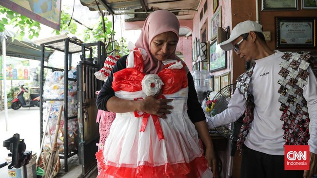 Sejumlah warga membuat kerajinan tangan dari sampah di Bank Sampah Persatuan, Duren Sawit, Jakarta, Senin (3/8). (CNN Indonesia/Febria Adha L).