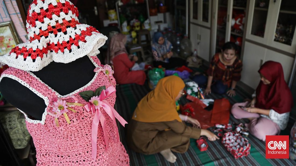 Sejumlah warga membuat kerajinan tangan dari sampah di Bank Sampah Persatuan, Duren Sawit, Jakarta, Senin (3/8). (CNN Indonesia/Febria Adha L).