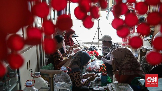 Sejumlah warga membuat kerajinan tangan dari sampah di Bank Sampah Persatuan, Duren Sawit, Jakarta, Senin (3/8). (CNN Indonesia/Febria Adha L).