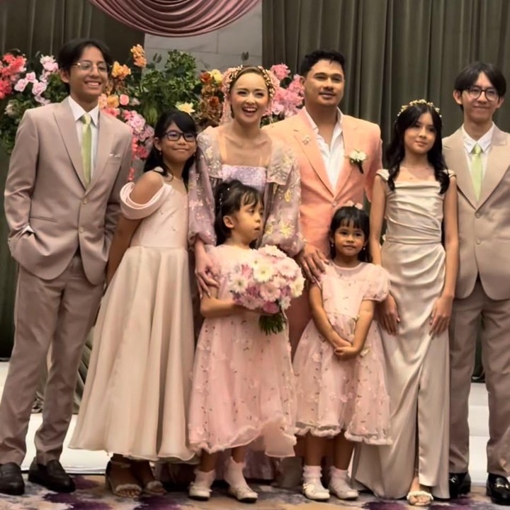 <p>Dalam sebuah unggahan, Joanna juga menampilkan beberapa momen bersama keempat anaknya yang turut hadir, yakni Zuriel Paris Jedidiah Panggabean, Zeraiah Moria Phinehas Panggabean, Zoey Havillah Salajai Panggabean, dan Ziona Eden Alexandra Panggabean. Tak hanya itu, dua anak Immanuel dari pernikahan sebelumnya juga hadir dan foto bersama.&nbsp;(Foto: Instagram @joannaalexandra)</p>