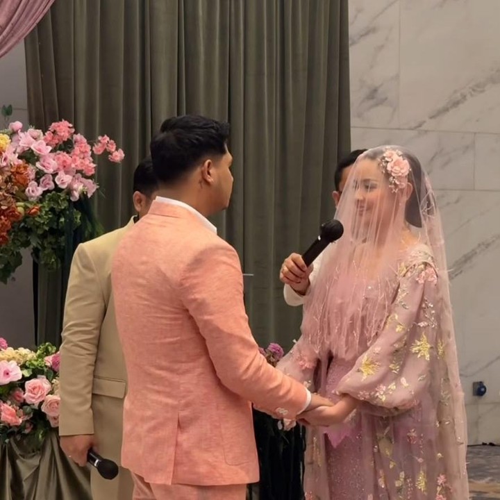 <p>Momen tersebut diketahui langsung melalui beberapa video dan foto yang dibagikan Joanna di akun Instagram Stories-nya, Bunda. Pernikahan mereka tampaknya diselenggarakan secara <em>intimate</em>, hanya dihadiri keluarga dan teman-teman terdekatnya.&nbsp;(Foto: Instagram @joannaalexandra)</p>