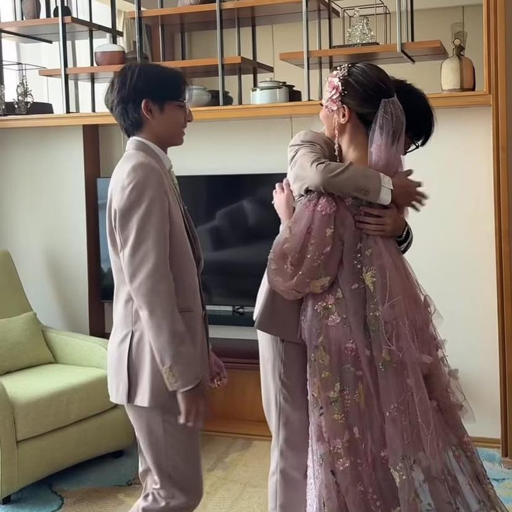 <p>Sementara itu, Joanna membagikan momen menyentuh bersama dua anak laki-lakinya sebelum memasuki area pemberkatan. Ia terlihat menahan tangis saat memeluk kedua anaknya.&nbsp;(Foto: Instagram @joannaalexandra)</p>
