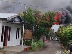 Kebakaran Hanguskan Rumah-Toko hingga Mobil di Padang