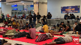 Kecemasan menyelimuti Pelabuhan Tanjung Perak, Surabaya, Minggu (2/8) malam hingga Senin (3/8) dini hari. Keluarga korban KM Mutiara Sentosa 2 berdatangan mencari kepastian nasib kerabat mereka yang menjadi penumpang kapal yang terbakar hebat di pera