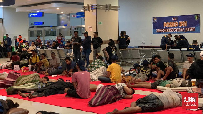 Kecemasan menyelimuti Pelabuhan Tanjung Perak, Surabaya, Minggu (2/8) malam hingga Senin (3/8) dini hari. Keluarga korban KM Mutiara Sentosa 2 berdatangan mencari kepastian nasib kerabat mereka yang menjadi penumpang kapal yang terbakar hebat di pera