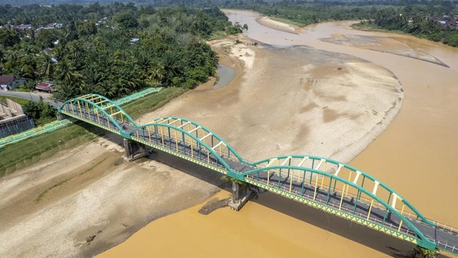 Foto udara Sungai Batang Tembesi yang airnya surut di Sarolangun, Jambi, Minggu (2/8/2026). Sungai yang menghilir ke Sungai Batanghari tersebut menyusut akibat kemarau dan memunculkan hamparan pasir hingga sepanjang 75 meter dari tepi atau hampir men
