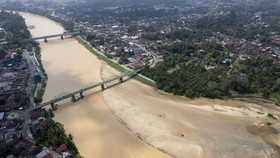 Foto udara Sungai Batang Tembesi yang airnya surut di Sarolangun, Jambi, Minggu (2/8/2026). Sungai yang menghilir ke Sungai Batanghari tersebut menyusut akibat kemarau dan memunculkan hamparan pasir hingga sepanjang 75 meter dari tepi atau hampir men