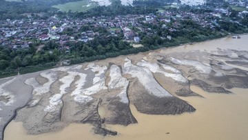 FOTO: Potret Kemarau Panjang Buat Debit Sungai di Jambi Menyusut