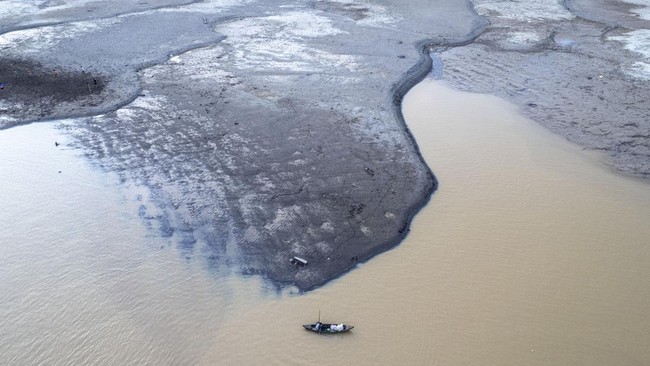 Foto udara nelayan bersiap menepi di hamparan pasir pinggir Sungai Batanghari, Tanjung Pasir, Danau Teluk, Jambi, Sabtu (18/7/2026). Sungai terpanjang di Sumatera itu mulai menyusut dan memunculkan hamparan pasir hingga seluas lima hektare lebih di s