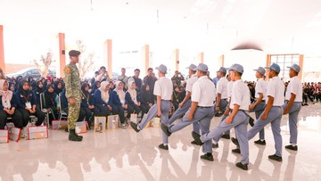 Indonesian military and police personnel mentor students at People's Schools