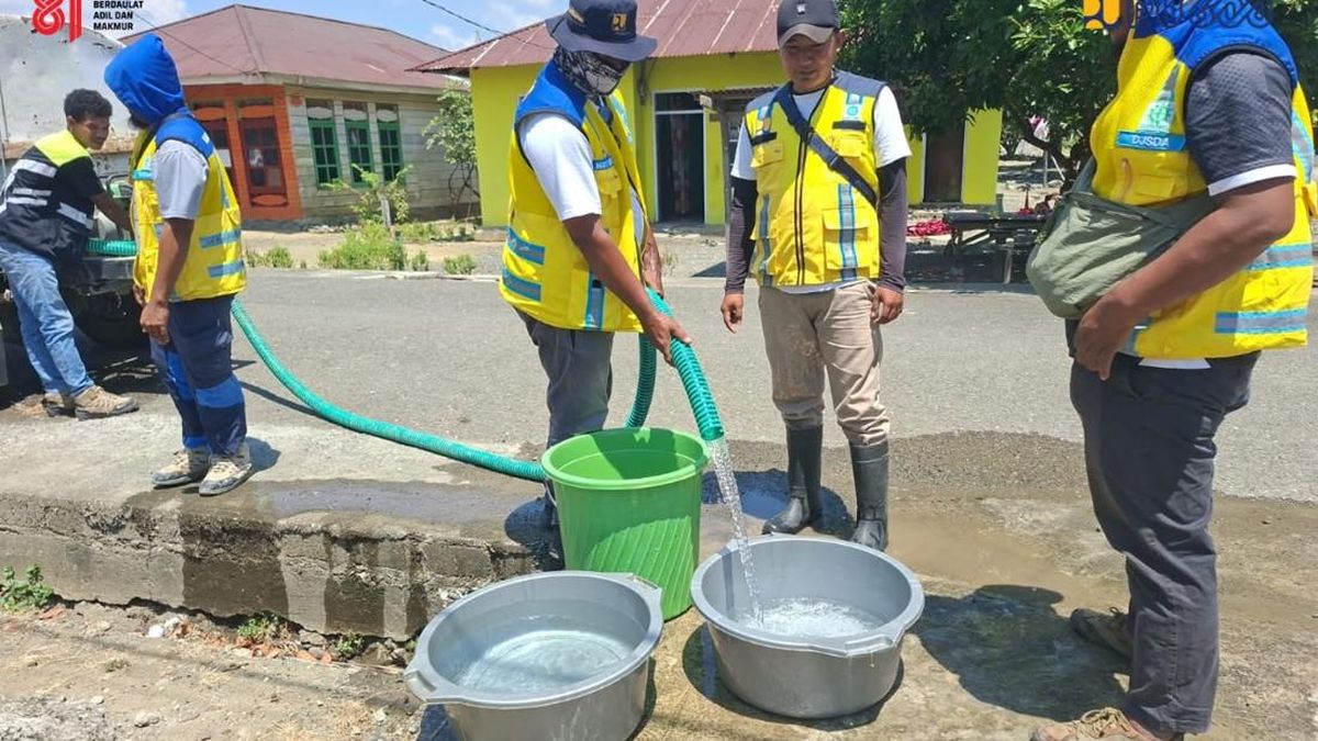 Kementerian PU Salurkan 8.000 Liter Air Bersih ke Halmahera Timur