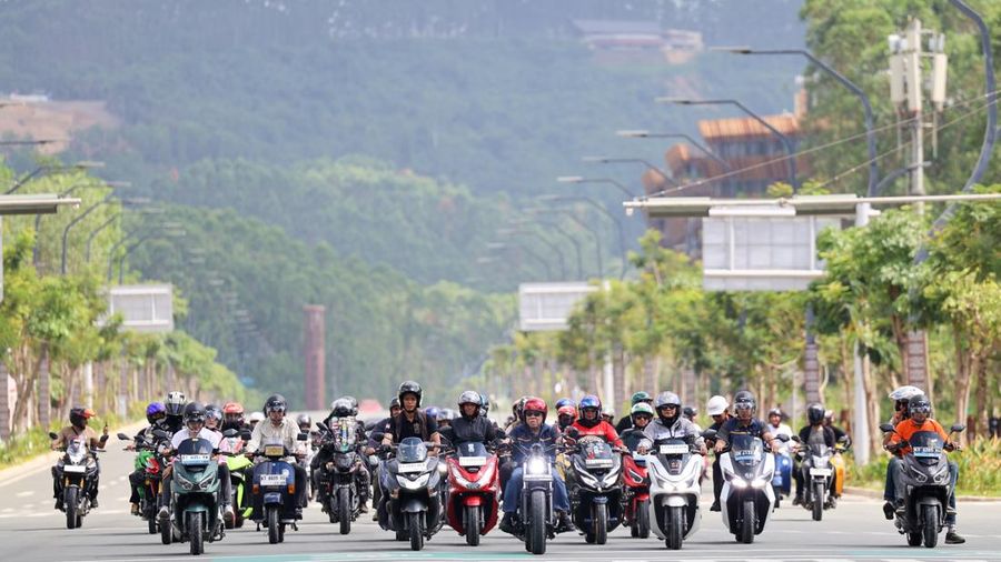 Kepala Otorita Ibu Kota Nusantara (IKN), Basuki Hadimuljono, membagikan momen saat mengendarai sepeda motor berkeliling area IKN melalui akun IG pribadinya.