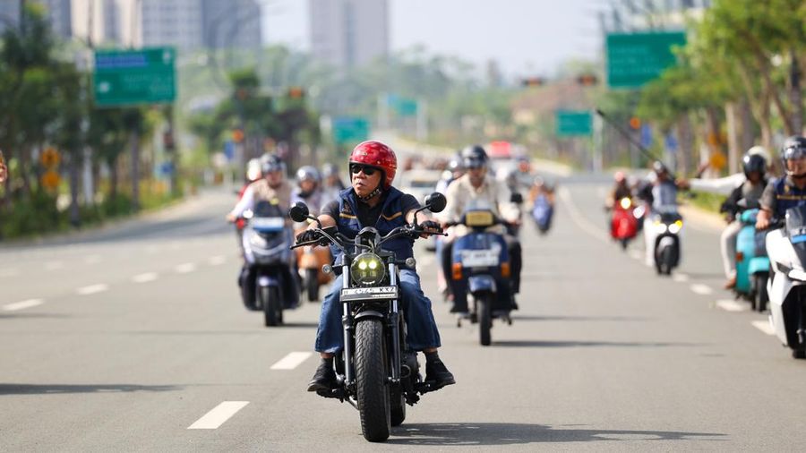 Kepala Otorita Ibu Kota Nusantara (IKN), Basuki Hadimuljono, membagikan momen saat mengendarai sepeda motor berkeliling area IKN melalui akun IG pribadinya. (Instagram/basukihadimuljono)