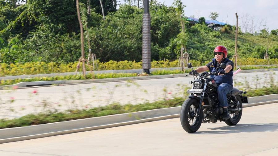 Kepala Otorita Ibu Kota Nusantara (IKN), Basuki Hadimuljono, membagikan momen saat mengendarai sepeda motor berkeliling area IKN melalui akun IG pribadinya.