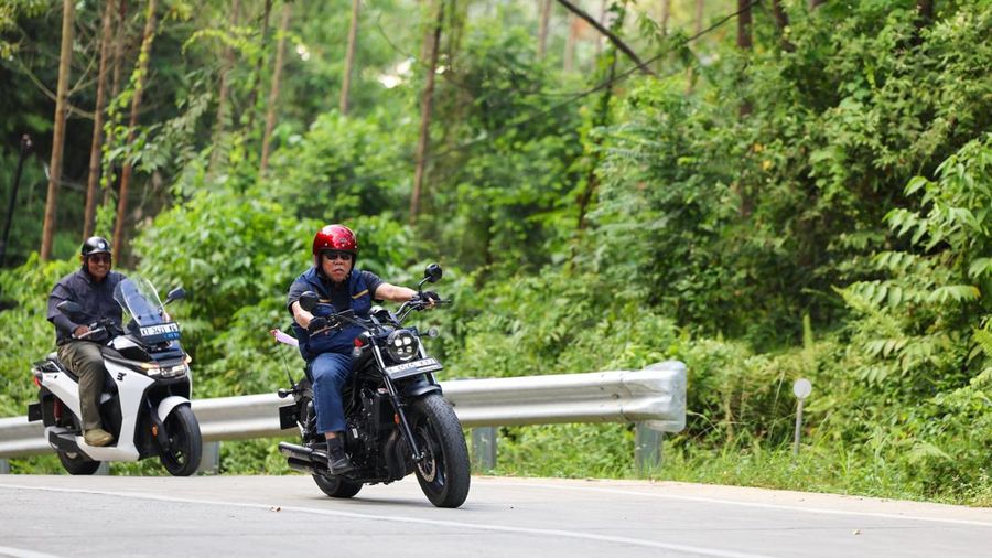 Kepala Otorita Ibu Kota Nusantara (IKN), Basuki Hadimuljono, membagikan momen saat mengendarai sepeda motor berkeliling area IKN melalui akun IG pribadinya.