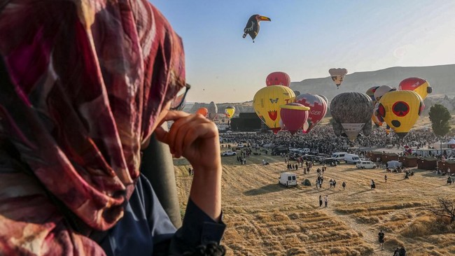 Hot air balloons fly during the 7th International Cappadocia Balloon Festival in Goreme, Nevsehir province, Turkey, August 2, 2026. REUTERS/Cagla Gurdogan