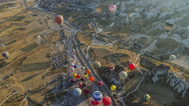 Hot air balloons fly during the 7th International Cappadocia Balloon Festival in Goreme, Nevsehir province, Turkey, August 2, 2026. REUTERS/Cagla Gurdogan