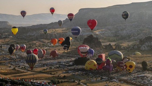 Hot air balloons fly during the 7th International Cappadocia Balloon Festival in Goreme, Nevsehir province, Turkey, August 2, 2026. REUTERS/Cagla Gurdogan