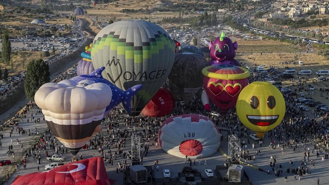 Hot air balloons fly during the 7th International Cappadocia Balloon Festival in Goreme, Nevsehir province, Turkey, August 2, 2026. REUTERS/Cagla Gurdogan