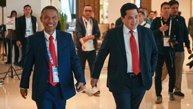 Menpora sekaligus Ketua Umum PSSI Erick Thohir (kanan) dan Sekjen PSSI Yunus Nusi (kiri) berjalan ke ruangan Kongres Biasa PSSI 2026 di Jakarta, Senin (3/8/2026). Kongres tersebut membahas beberapa agenda diantaranya laporan kegiatan PSSI 2025/2026 d