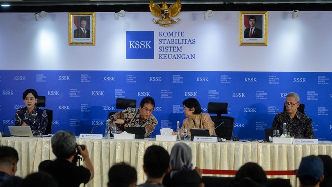 Menteri Keuangan yang juga Ketua Komite Stabilitas Sistem Keuangan (KSSK) Purbaya Yudhi Sadewa (kedua kiri), Ketua Dewan Komisioner Otoritas Jasa Keuangan (OJK) Friderica Widyasari Dewi (kiri), Pejabat Sementara Gubernur Bank Indonesia Destry Damayan