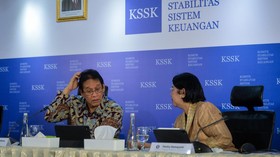 Menteri Keuangan yang juga Ketua Komite Stabilitas Sistem Keuangan (KSSK) Purbaya Yudhi Sadewa (kiri) berbincang dengan Pejabat Sementara Gubernur Bank Indonesia Destry Damayanti (kanan) di sela-sela menyampaikan konferensi pers hasil rapat berkala K