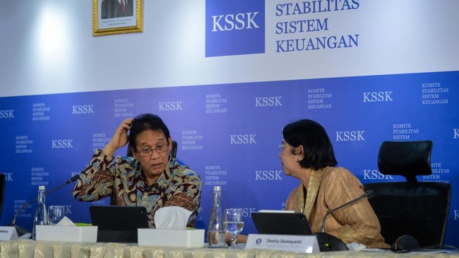 Menteri Keuangan yang juga Ketua Komite Stabilitas Sistem Keuangan (KSSK) Purbaya Yudhi Sadewa (kiri) berbincang dengan Pejabat Sementara Gubernur Bank Indonesia Destry Damayanti (kanan) di sela-sela menyampaikan konferensi pers hasil rapat berkala K