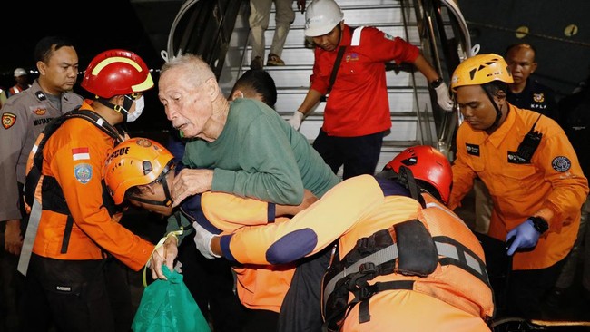 Rescue team members carry a man after a Mutiara Sentosa 2 ferry caught fire off Indonesia's Madura island, at Tanjung Perak port in Surabaya, East Java province, Indonesia, August 3, 2026. REUTERS/Dipta Wahyu