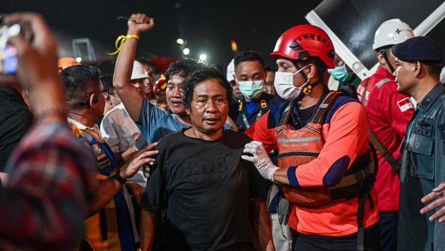 Sebanyak 62 korban kebakaran KMP Mutiara Sentosa II tiba di Surabaya. Total korban yang dievakuasi kini mencapai 238 orang. Operasi pencarian masih berlanjut.